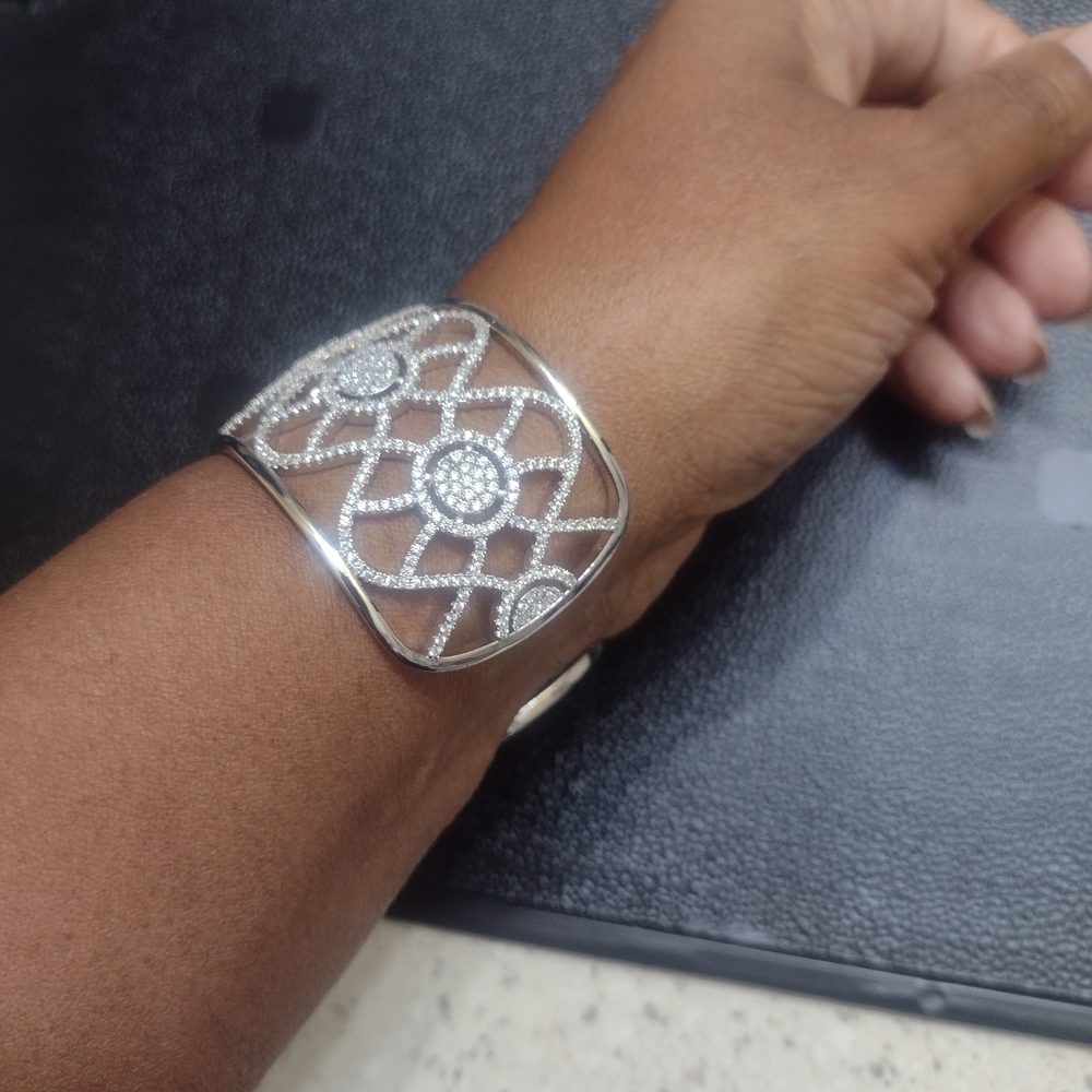 Elegant Silver Diamond-Patterned Bracelet - Picture 7 of 8
